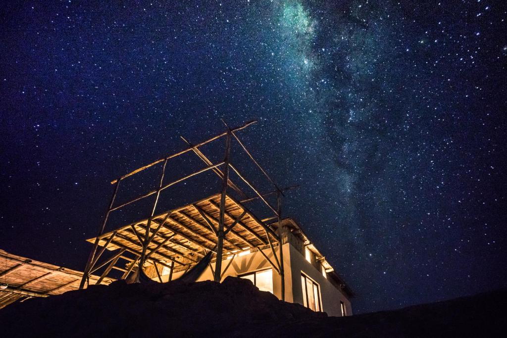 un edificio sotto la Via Lattea di notte di Puemape Surf Camp a Puémape