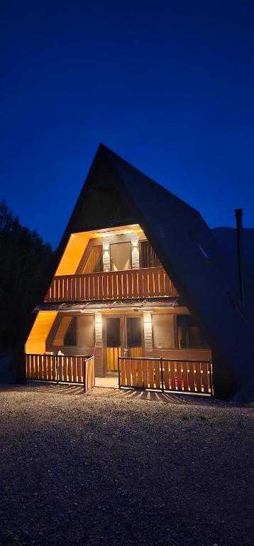 ein großes Haus mit beleuchteter Fassade in der Nacht in der Unterkunft Dream Chalet in Moisei
