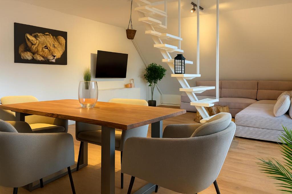 un soggiorno con tavolo e sedie in legno di Ferienwohnung Gut Lehmhof a Lehmrade