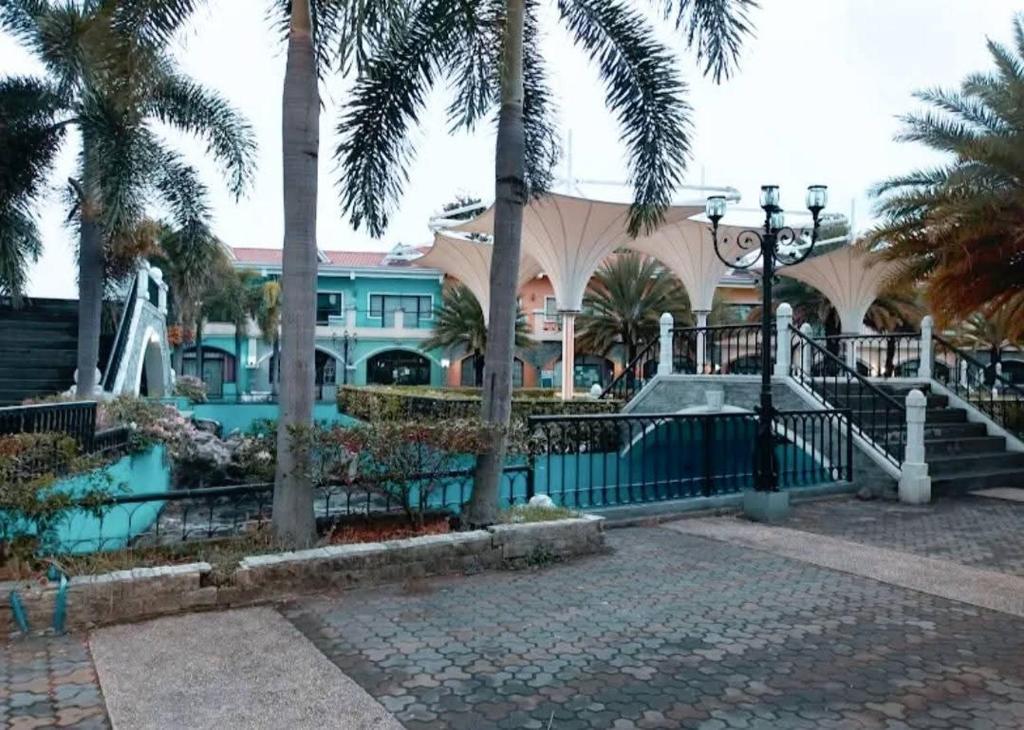 un resort con palme e piscina di Mizteesaah's Stay a Mabalacat