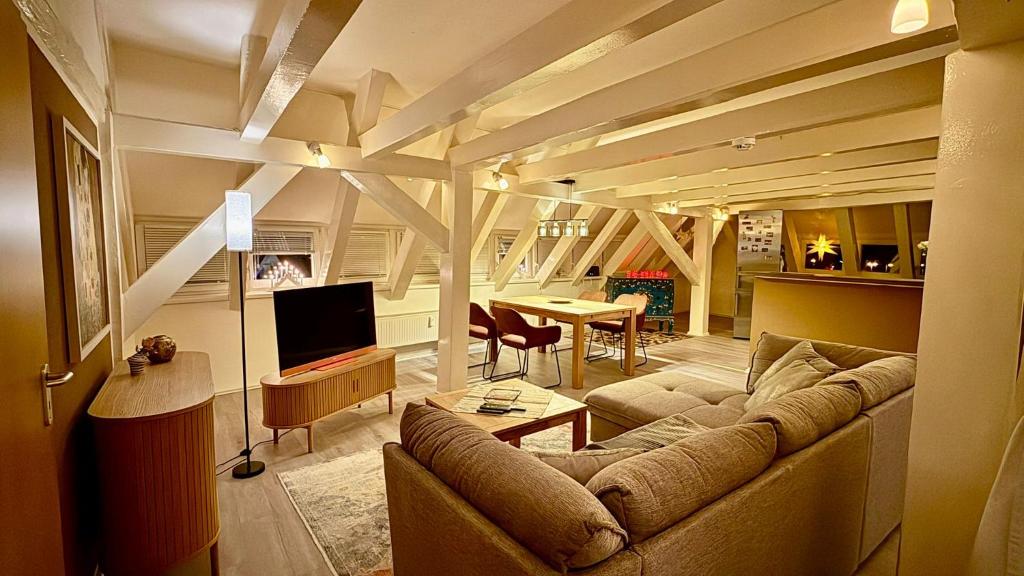 a living room with a couch and a table at Kungs Ferienwohnung 2 in Cottbus