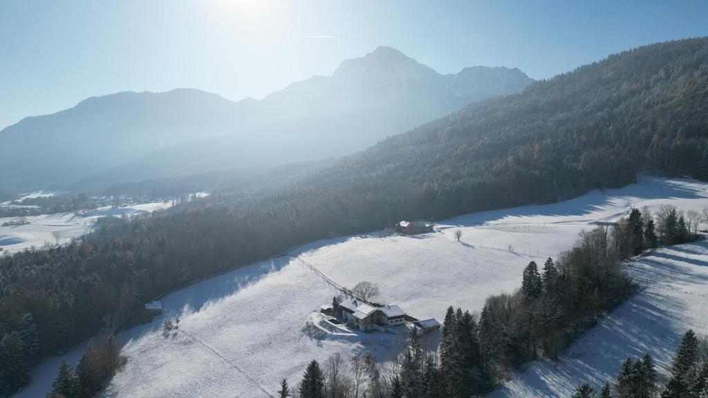 ein Haus an einem Skilift im Schnee in der Unterkunft Haus Vogl - Fewo mit priv. Sauna und traumhaften Salzwasser-Pool in Anger