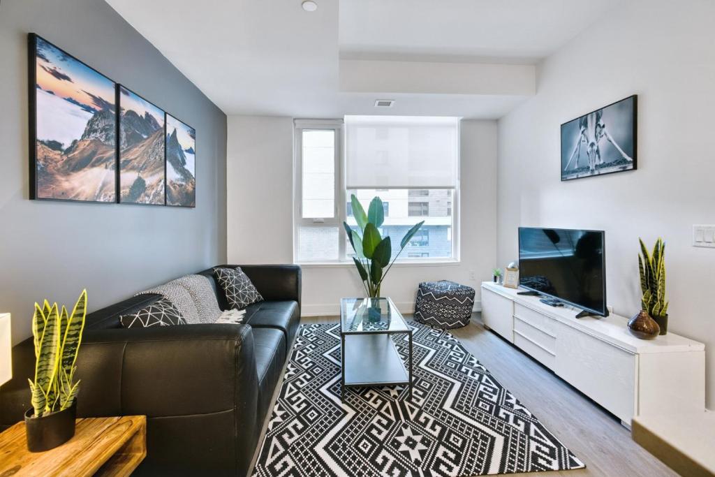 TV a/nebo společenská místnost v ubytování The Lennox - Corporate 1 Bedroom Rental in Ottawa 502