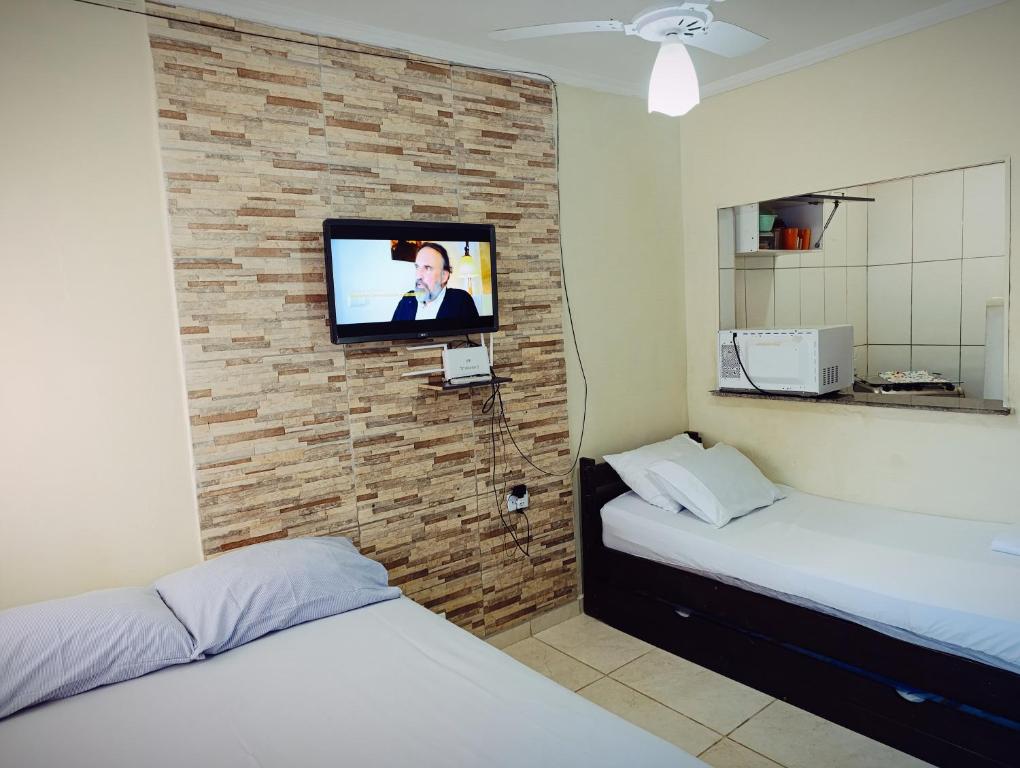 Кровать или кровати в номере kitnet family - 2 quadras da praia da Enseada