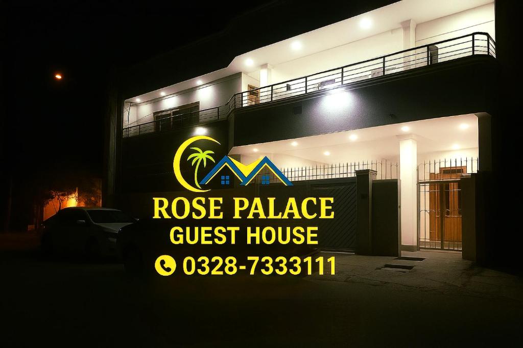 卡拉奇Rose Palace Guest House的大楼一侧的旅馆标志