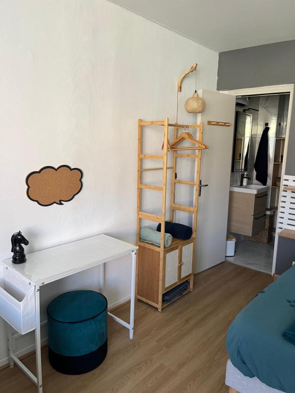 Ein Bett oder Betten in einem Zimmer der Unterkunft Studio spacieux climatisé