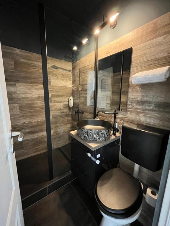 a bathroom with a toilet and a sink at Apartament The Office-Scorțarilor Cluj in Cluj-Napoca