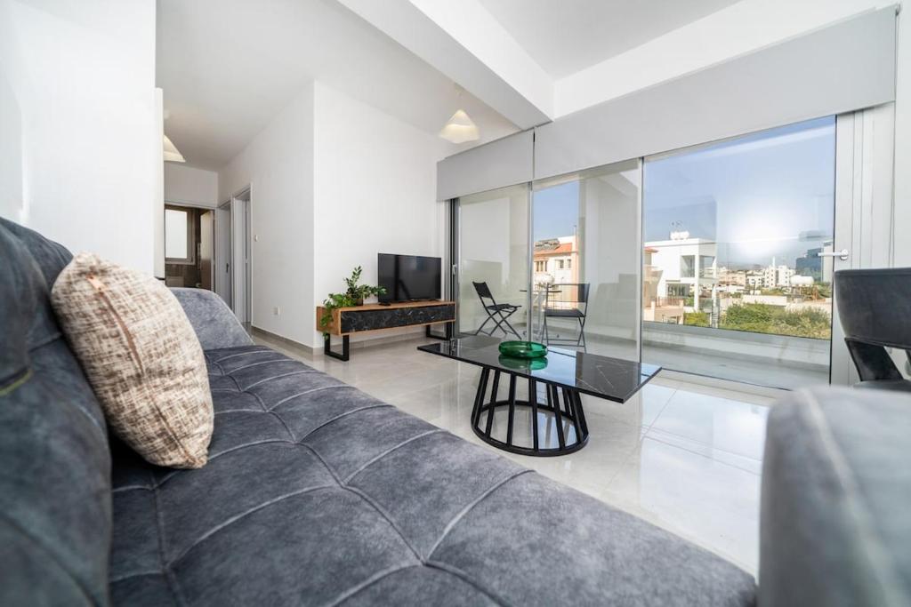 AglantziaNew 2 bedroom flat in Aglantzia的客厅里有一张沙发和一张桌子。