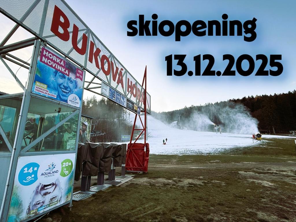 a sign for a ski resort with a ski slope at Apartmán BUĎA in Červená Voda