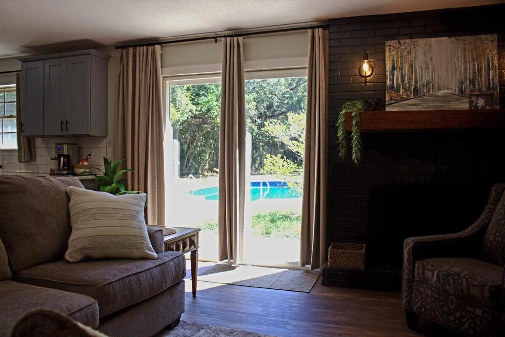 Et opholdsområde på Longleaf Retreat- Saltwater Pool