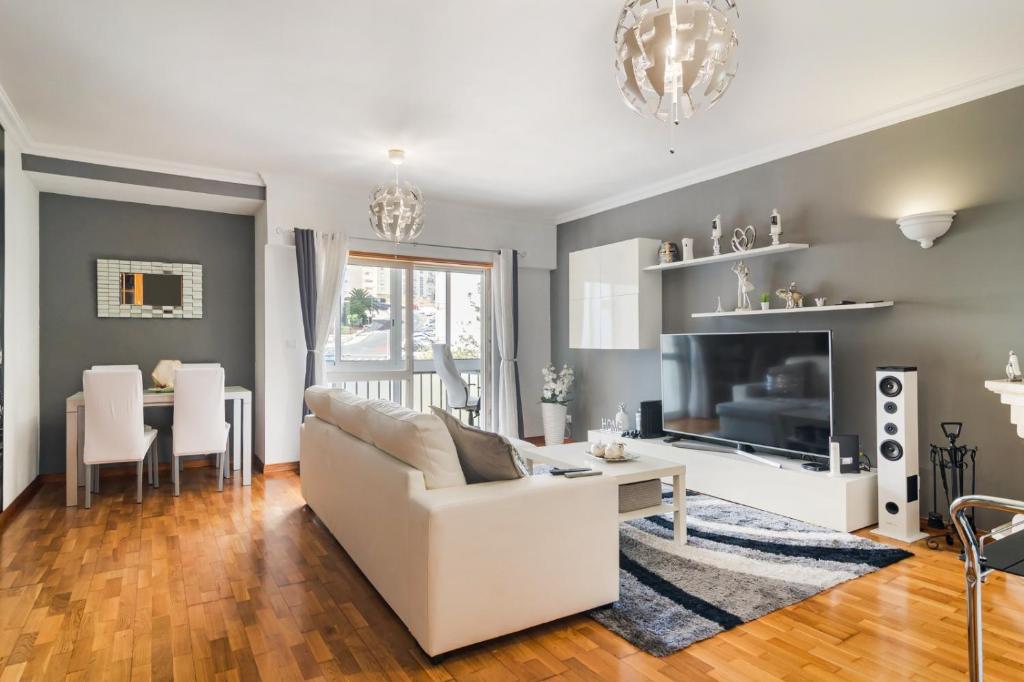 Μια τηλεόραση ή/και κέντρο ψυχαγωγίας στο Apartamento para 6 hóspedes em Queluz próximo Lisboa,Sintra e Cascais