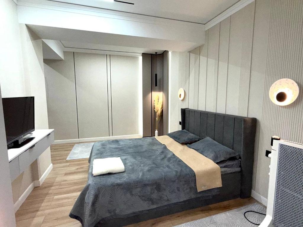 Ένα ή περισσότερα κρεβάτια σε δωμάτιο στο Красивая трёхкомнатная квартира