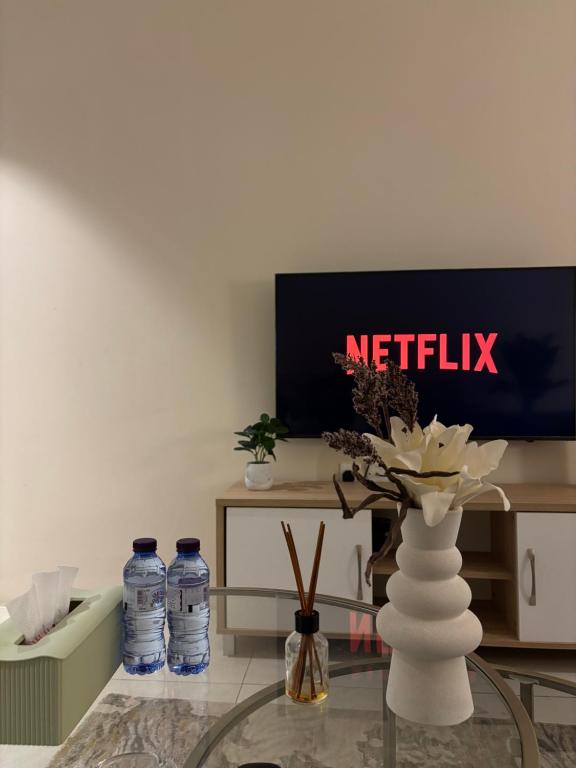 Una televisión o centro de entretenimiento en diva suite نزل