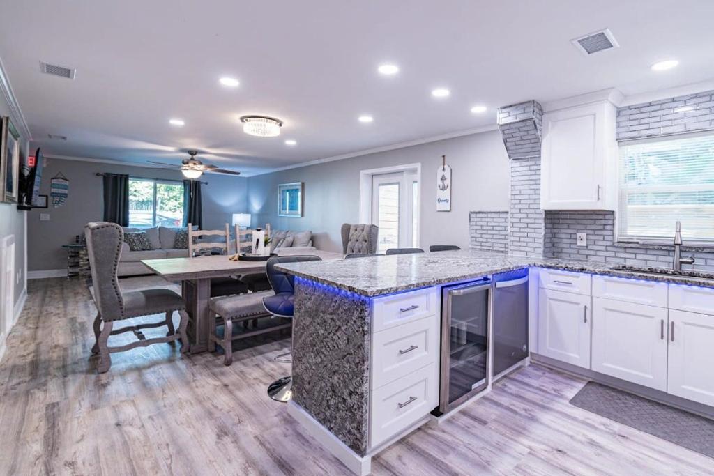 Nhà bếp/bếp nhỏ tại Luxury 3-Bedroom Condo Steps from Cocoa Beach