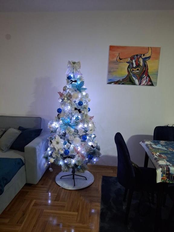a white christmas tree in a living room at Studio Apartman Taurus in Požarevac