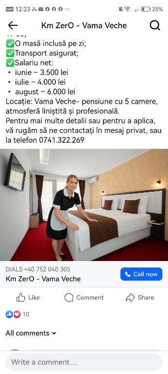 home stay في Ghanpokhara: امرأة تجلس على سرير في غرفة