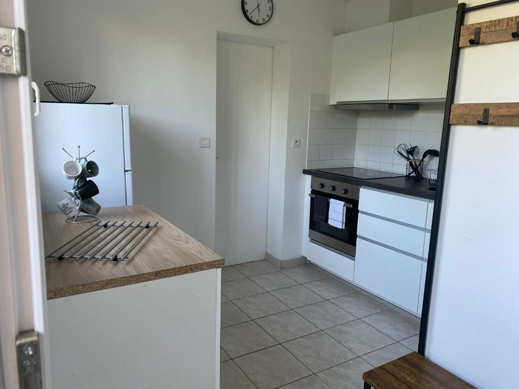 Una cocina con un refrigerador blanco y una encimera. en Maison proche de l'aéroport et Nantes, en Rezé