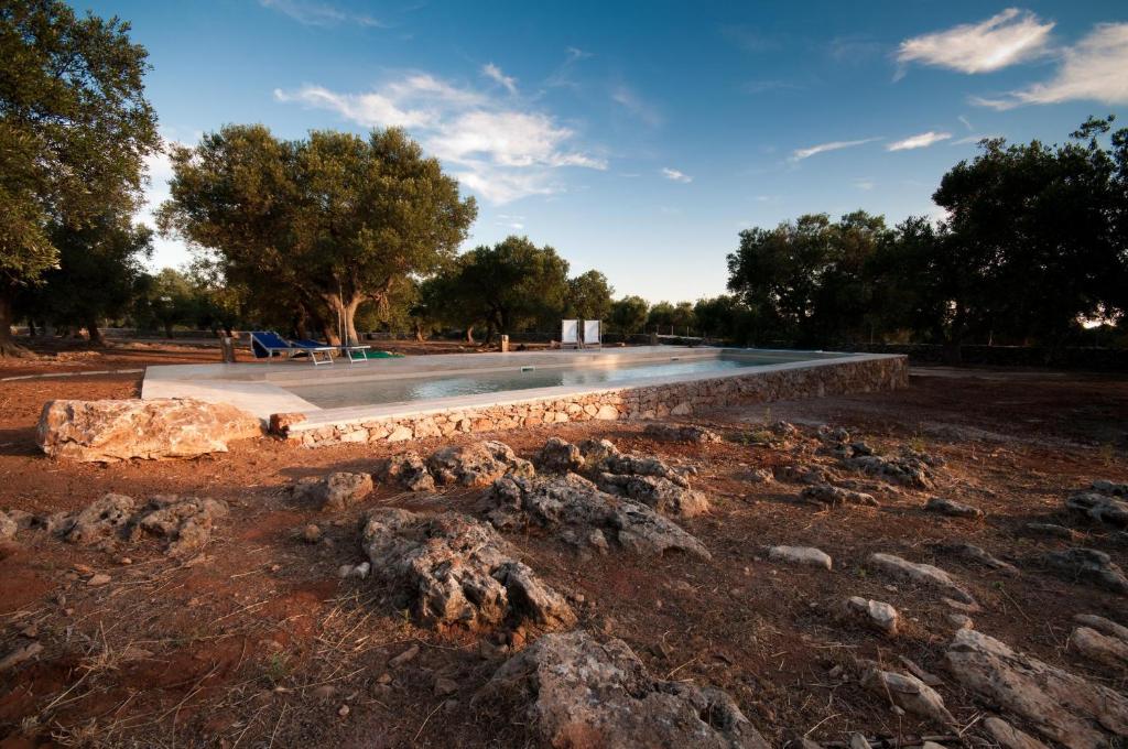 une piscine au milieu d'un parc dans l'établissement Villa Petra Viva, à Ugento