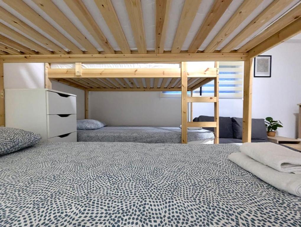 赛斯韦泰Sesvete Studio w Garden View的一间卧室，配有两张床和一张阁楼床