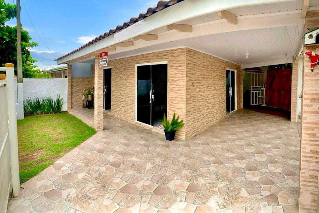 una casa con patio nel cortile di Refúgio perto do Mar: Ótima casa a 350m da praia a Pontal do Paraná