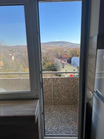 别列戈沃Panorama Spa Apartment的滑动玻璃门,享有阳台的景色