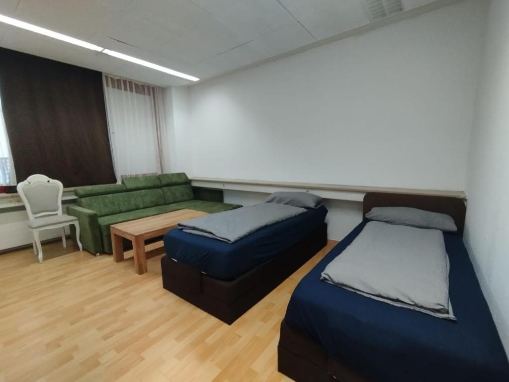 Ένα ή περισσότερα κρεβάτια σε δωμάτιο στο Apartment 30 mit 3 Zimmer Küche Dusche Waschmaschine Wi-Fi