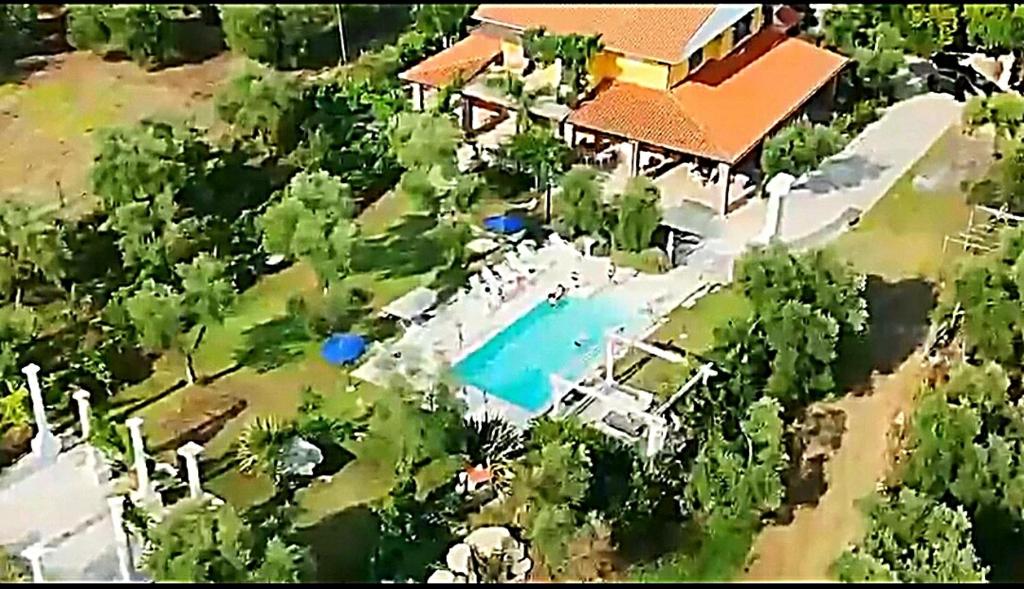 een luchtfoto van een resort met zwembad bij Villa Meridiana in Itri