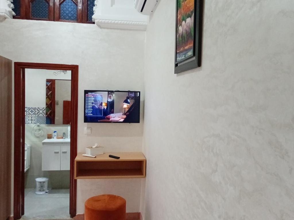 TV a/nebo společenská místnost v ubytování Riad Rabat Laalou