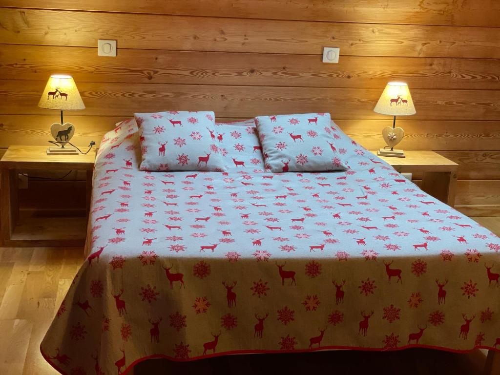 ein Schlafzimmer mit einem Bett mit zwei Lampen auf zwei Tischen in der Unterkunft Au Solé in Basse-sur-le-Rupt