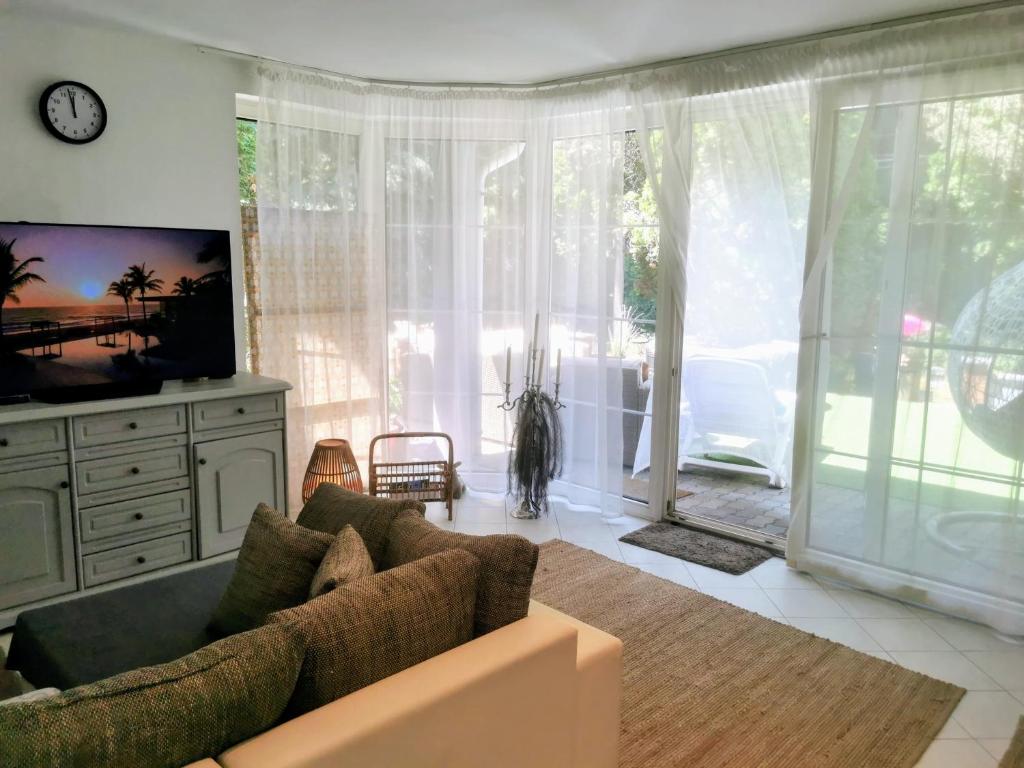 TV a/nebo společenská místnost v ubytování Ház a Tónál Villa Apartman