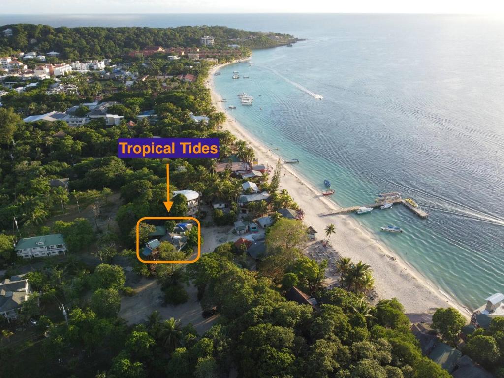 ウェスト・ベイにあるBonsai rentals - West Bay Private Roomsの黄色の長方形の海岸の空中