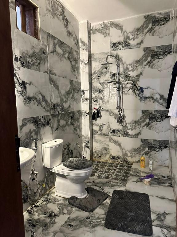 Ένα μπάνιο στο Badji