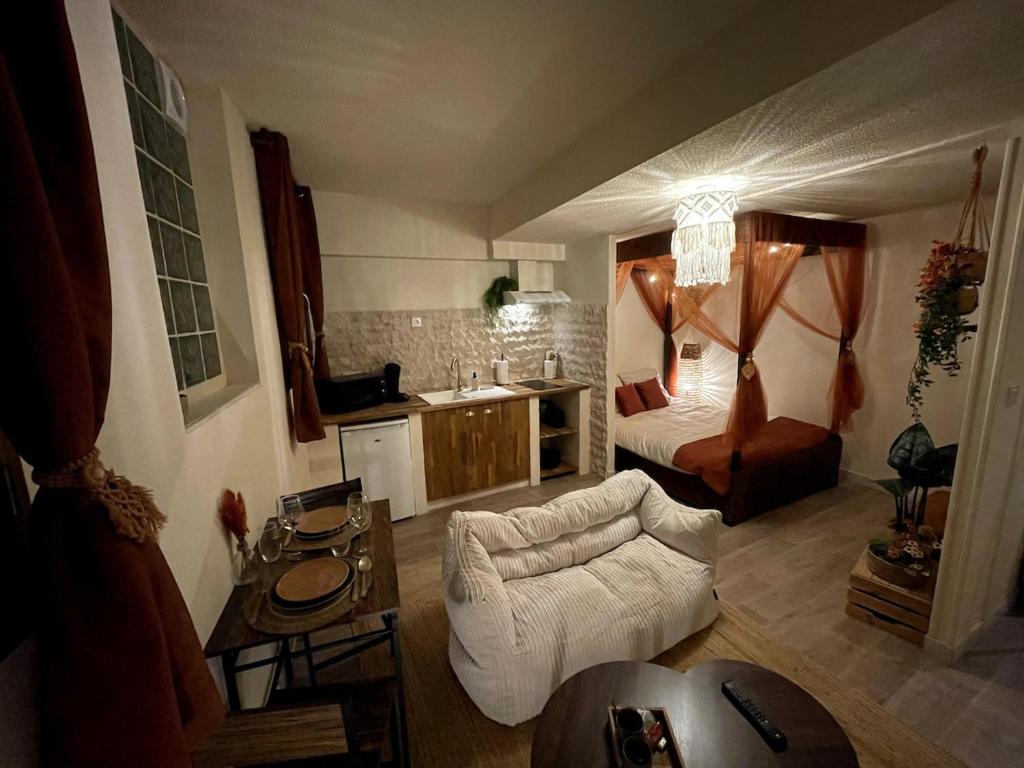 サン・ゴーダンスにあるAppartement Nid Bohème - Romantique et Cosyの部屋にソファとベッドがあるリビングルーム