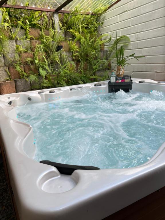a jacuzzi tub in a backyard at Bwa Kanel - Logement moderne avec SPA- Venez profiter d'une parenthèse de bien-être ! in Ducos