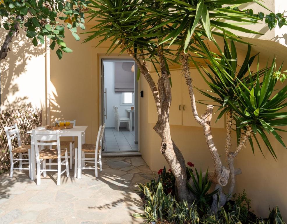 Φωτογραφία από το άλμπουμ του 1BR Renovated Apartment By the Sea στη Σταλίδα