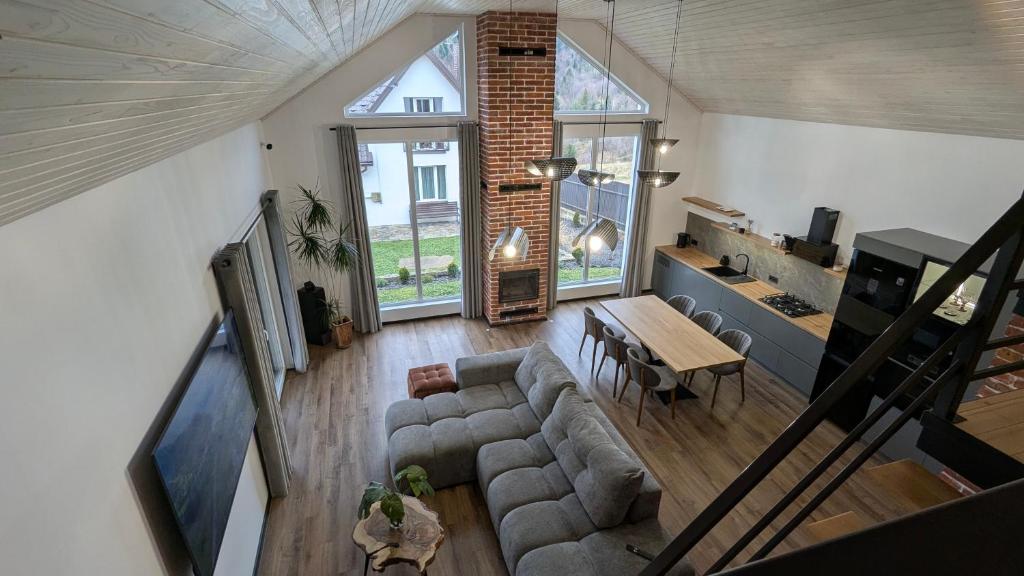 una vista dall'alto di un soggiorno con un divano e un tavolo di GORF House a Krapivnik