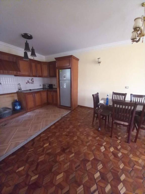 un soggiorno con tavolo e sedie e una cucina di Guest house ad Addis Abeba