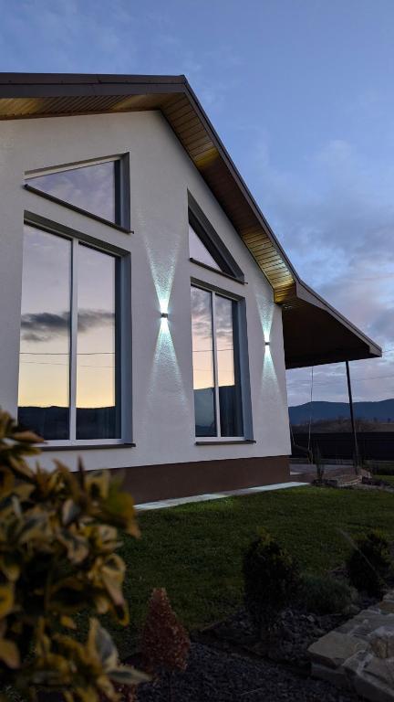 ein Haus mit Lichtern an der Seite in der Unterkunft GORF House in Krapivnik