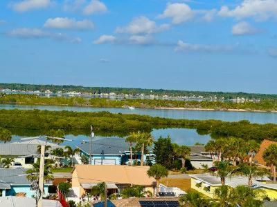 Ocean Terrace في Daytona Beach Shores: اطلاله هوائيه على جسم كبير من الماء