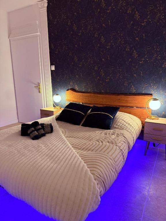 a bedroom with a large white bed with two lamps at César Room - Appartement Antique 2-3 pers, parking privé,proche centre et gare in Obernai