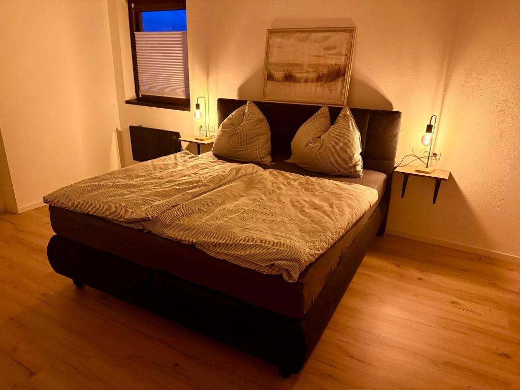 奥尔珀Ferienwohnung Auszeit am Waldrand的一间卧室，配有一张大床和两个枕头