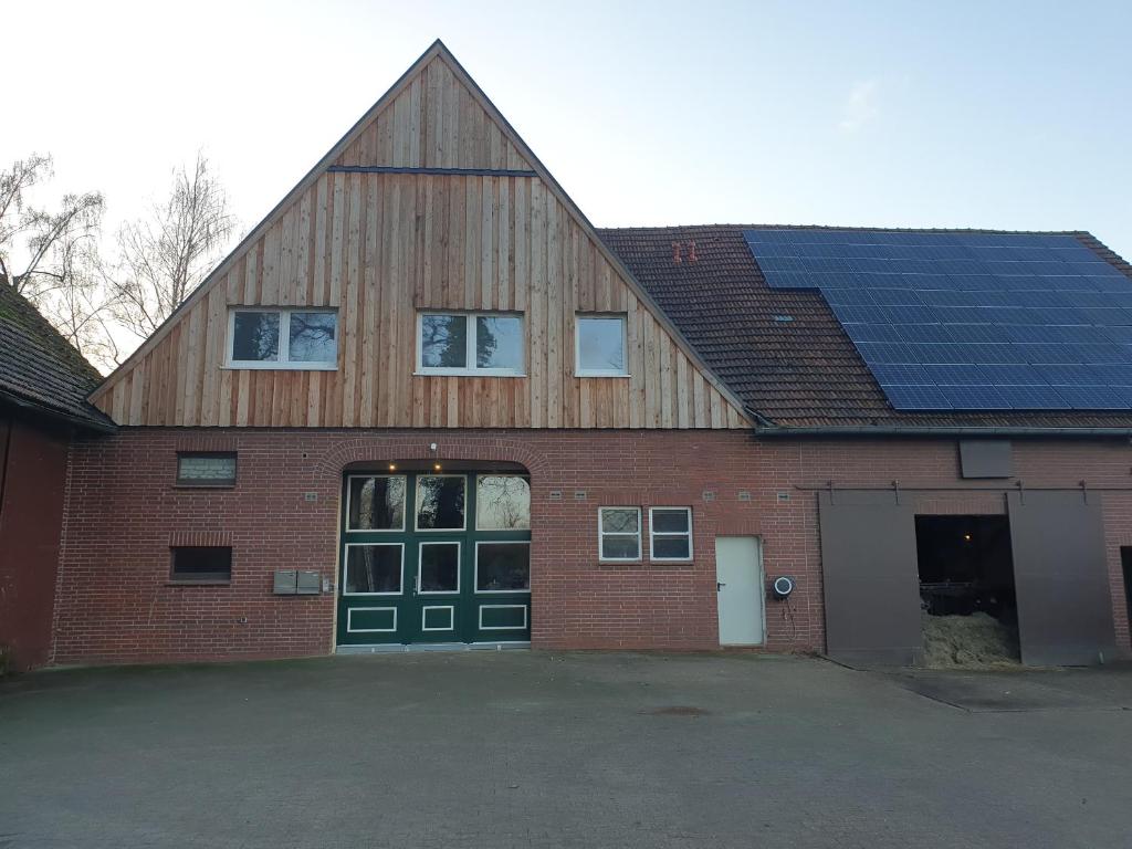 a house with solar panels on top of it at Ferienwohnung "Tilda" auf Hof Elseblick in Bünde
