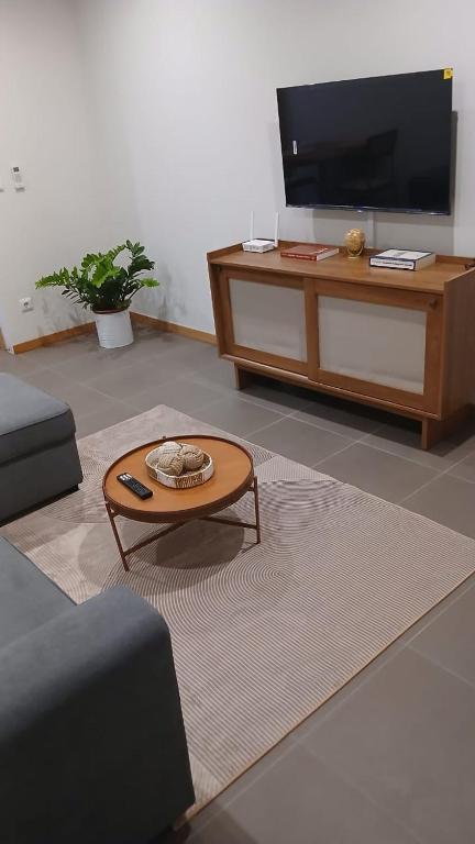 salon ze stolikiem kawowym i telewizorem z płaskim ekranem w obiekcie Clara's Place - Faia Suite w mieście Praia