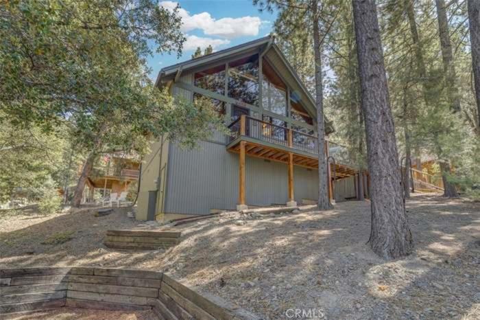 una casa con balcone nel bosco di Mountain Getaway - Stunning Views a Pine Mountain Club