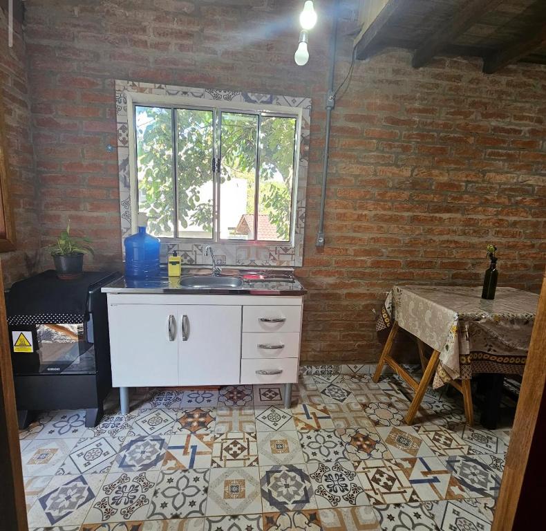 Η κουζίνα ή μικρή κουζίνα στο Chalé Hibiscus