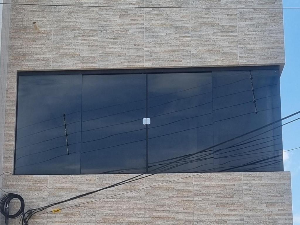 een groot glazen raam aan de zijkant van een gebouw bij vacation home Bonito PE in Bonito