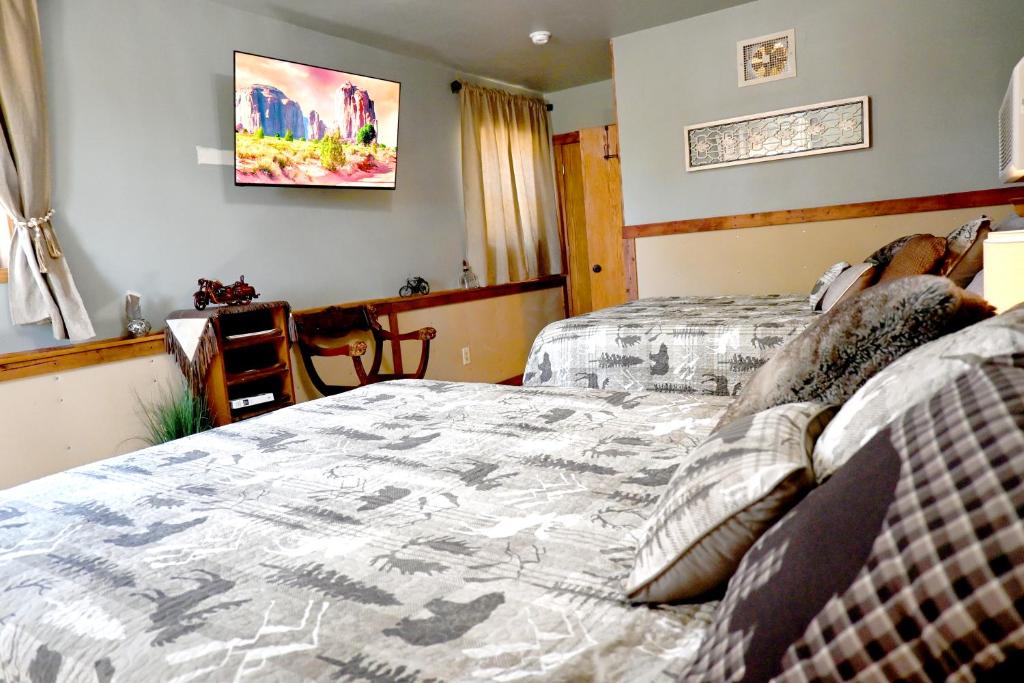 a bedroom with two beds and a table at Hotel Oasis with Outdoor Kitchen in Fall River