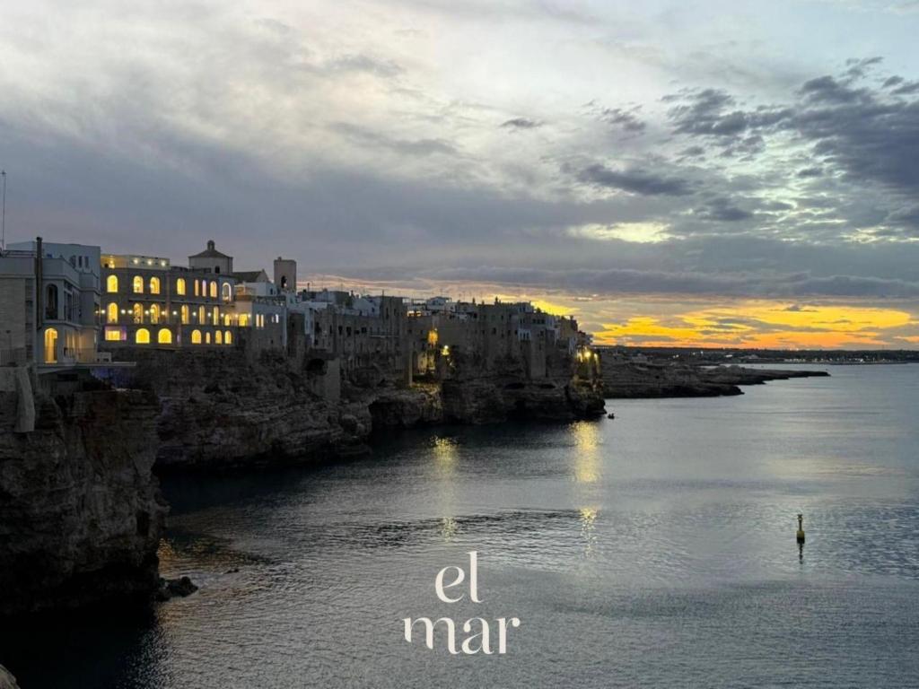 Blick auf einen Fluss mit Gebäuden und eine Stadt in der Unterkunft EL-MAR housea exclusive terrace, sea view in Polignano a Mare