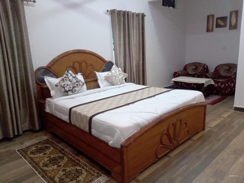 En eller flere senge i et værelse på Aashiyana villa