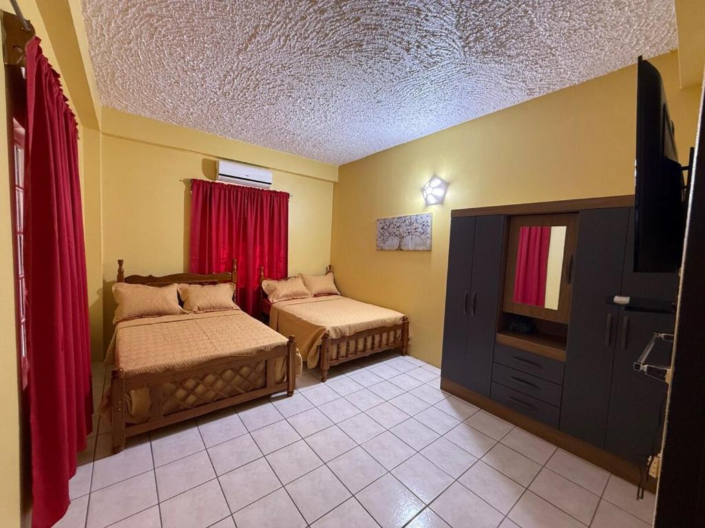 AroucaJaycees Place的一间有两张床和一台平板电视的房间